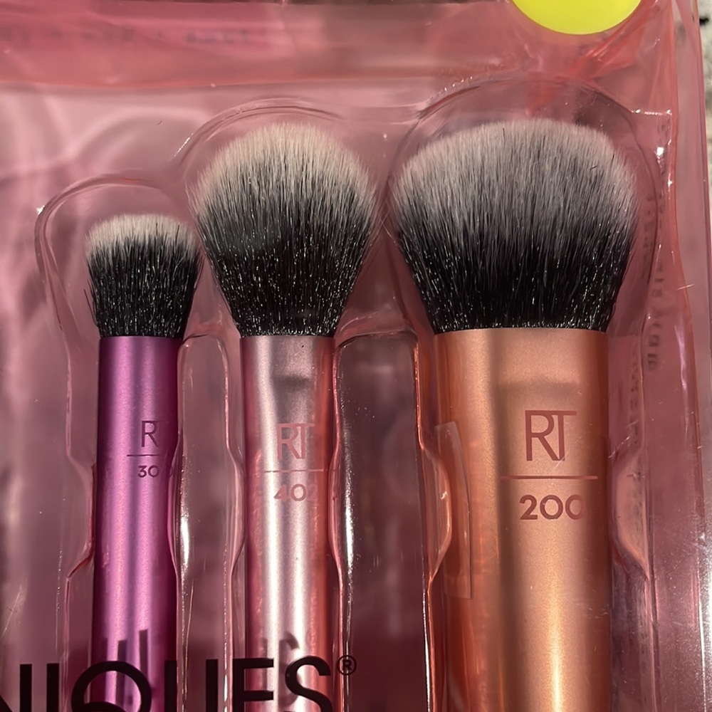 Real Techniques Everyday Essentials Brush Kit (NEVER USED) - Picture 3 of 5